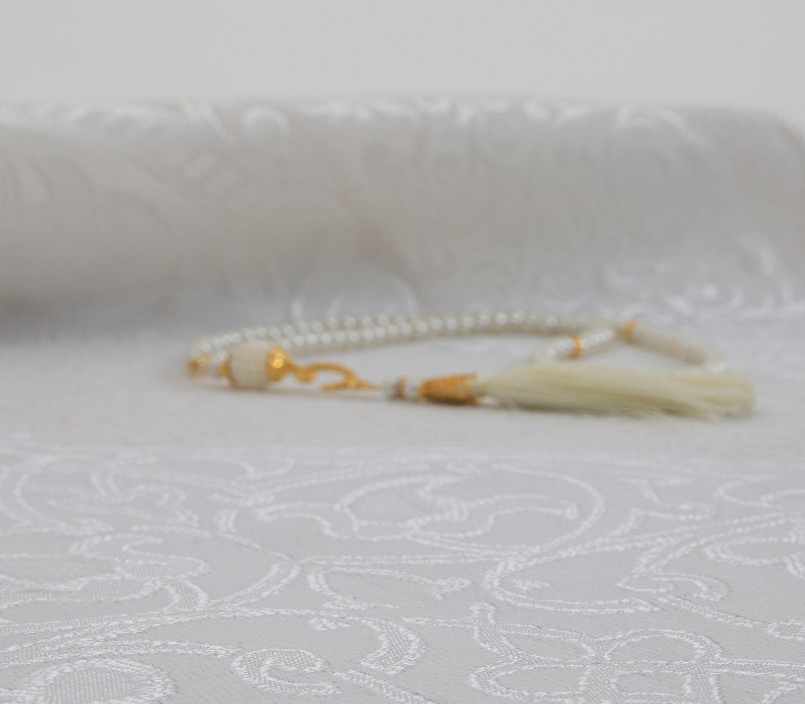 Prayer Rug with Bag, Pearl Design Prayer Beads - White